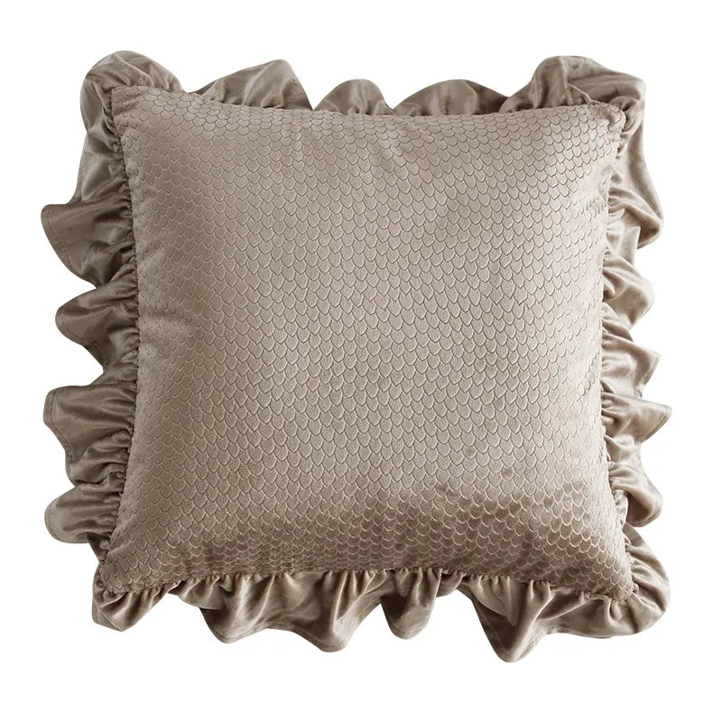 Coussin Velours – Housse à Volants Matelassée